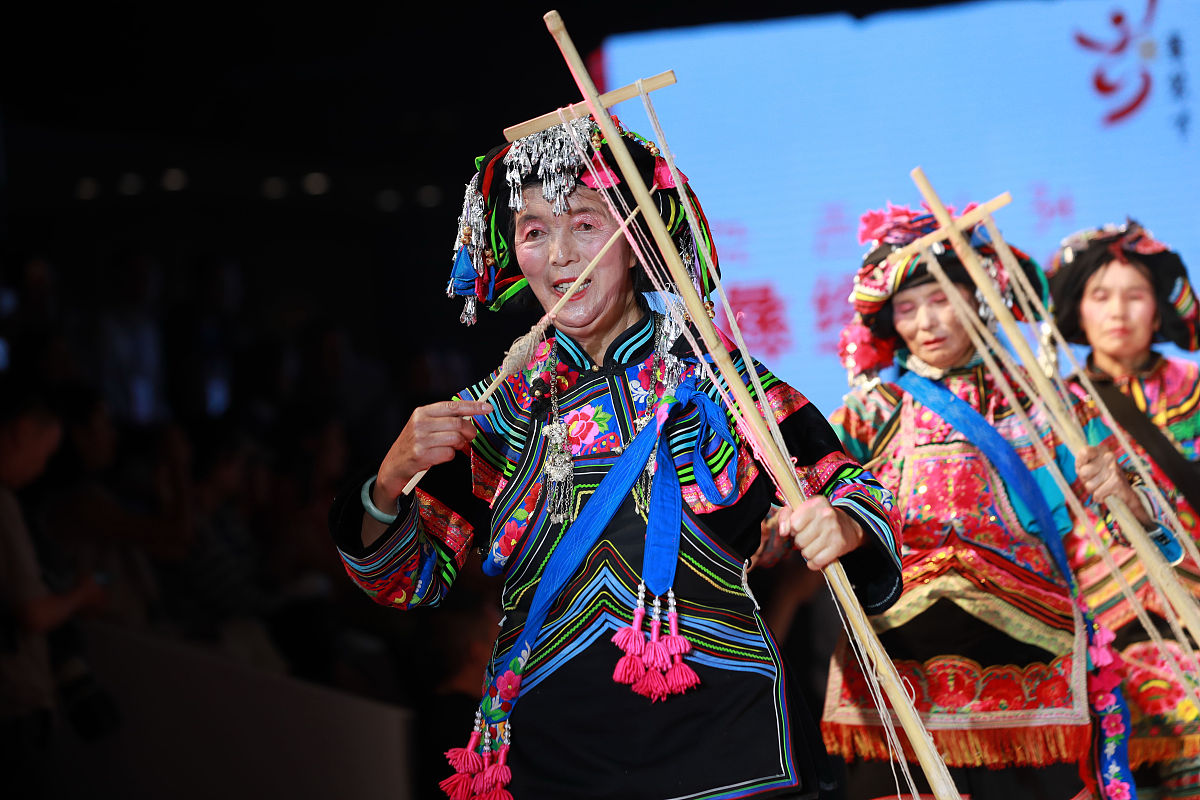 2019年6月13日,云南昆明,昆明民族时装周.6月13日,楚雄彝族自治州当地