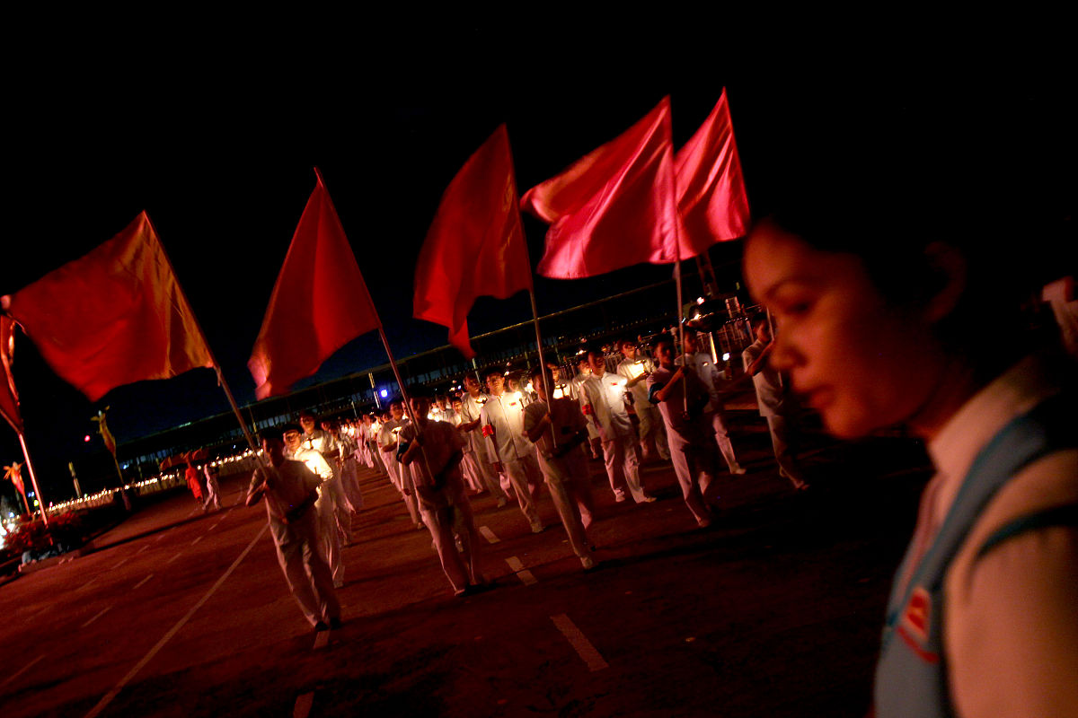 2012年3月7日,泰国巴吞他尼府,数千名僧侣坐在灯烛旁诵经,庆祝万佛节.