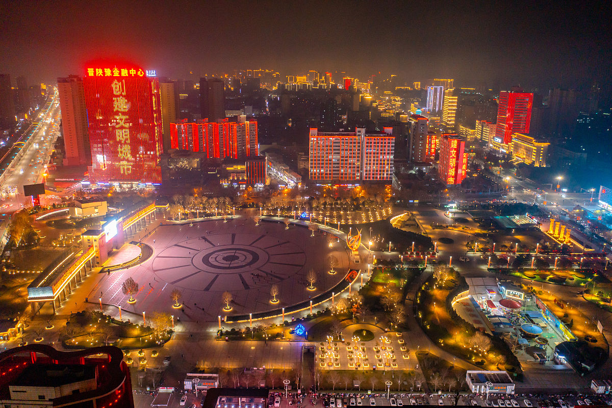 2021年12月22日晚,山西省运城市,南风广场周边建筑开启创建文明城市主