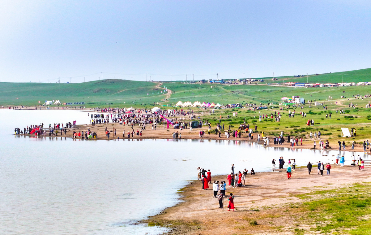 帮我设计一个呼和浩特周边的团建旅游线路3天2晚的