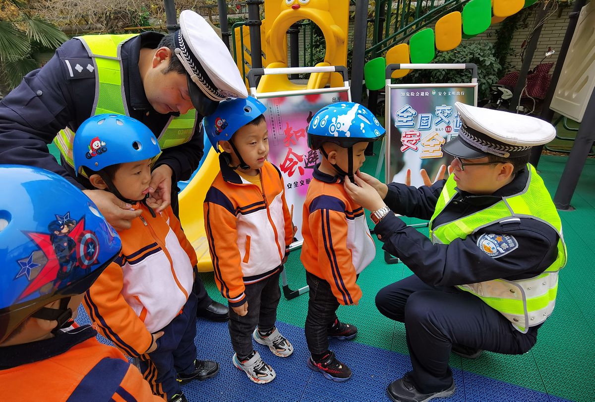 巡逻叔叔带迷路小朋友到安全地带，暖心举动令人感动！