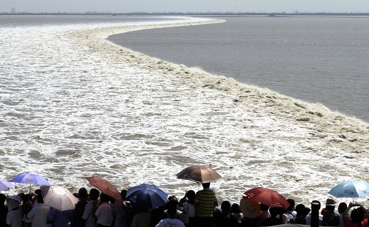 2011年9月15日,游客在浙江海宁市盐官观潮景区观看"一线潮"景观.据预