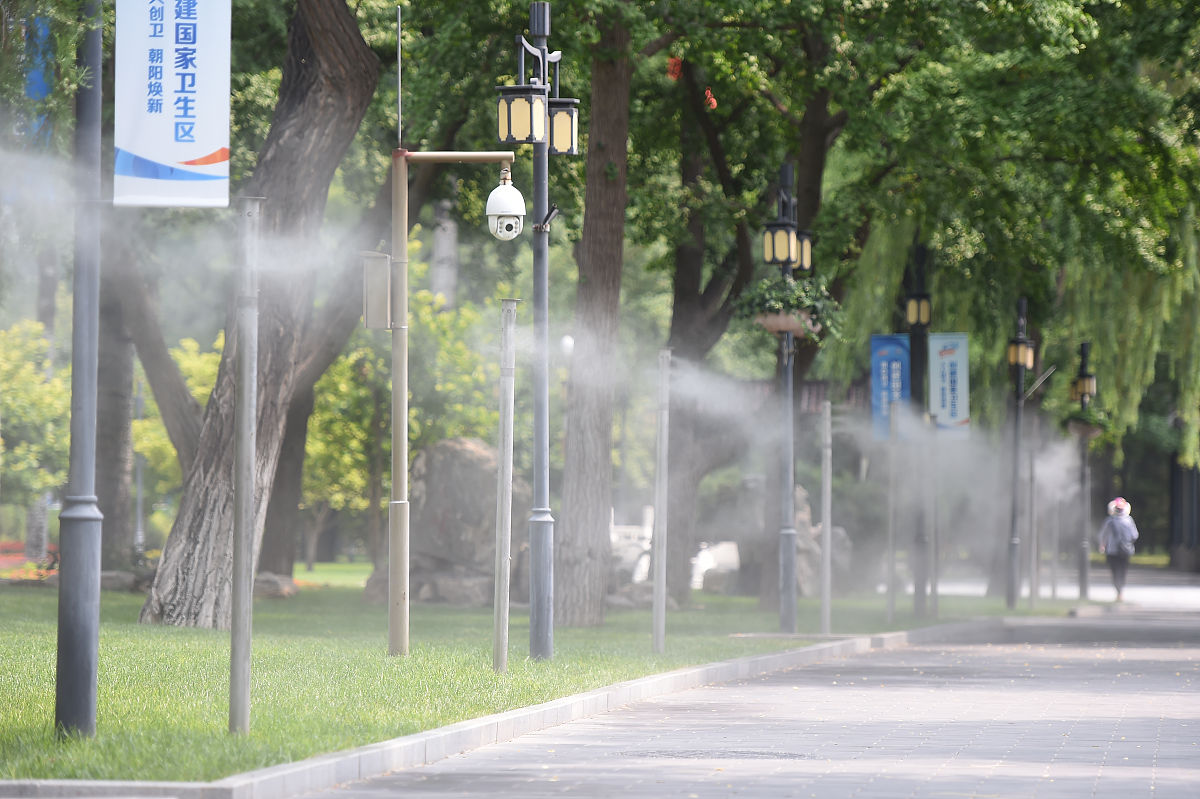 天热往地上洒水