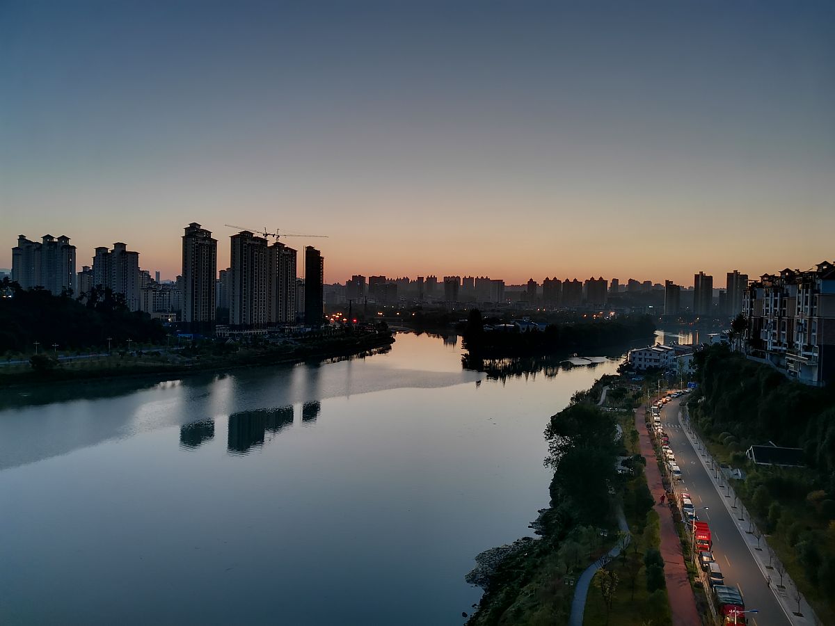 2021年11月10日,湖北宜昌,长江支流黄柏河河水清清,生态环境优美.