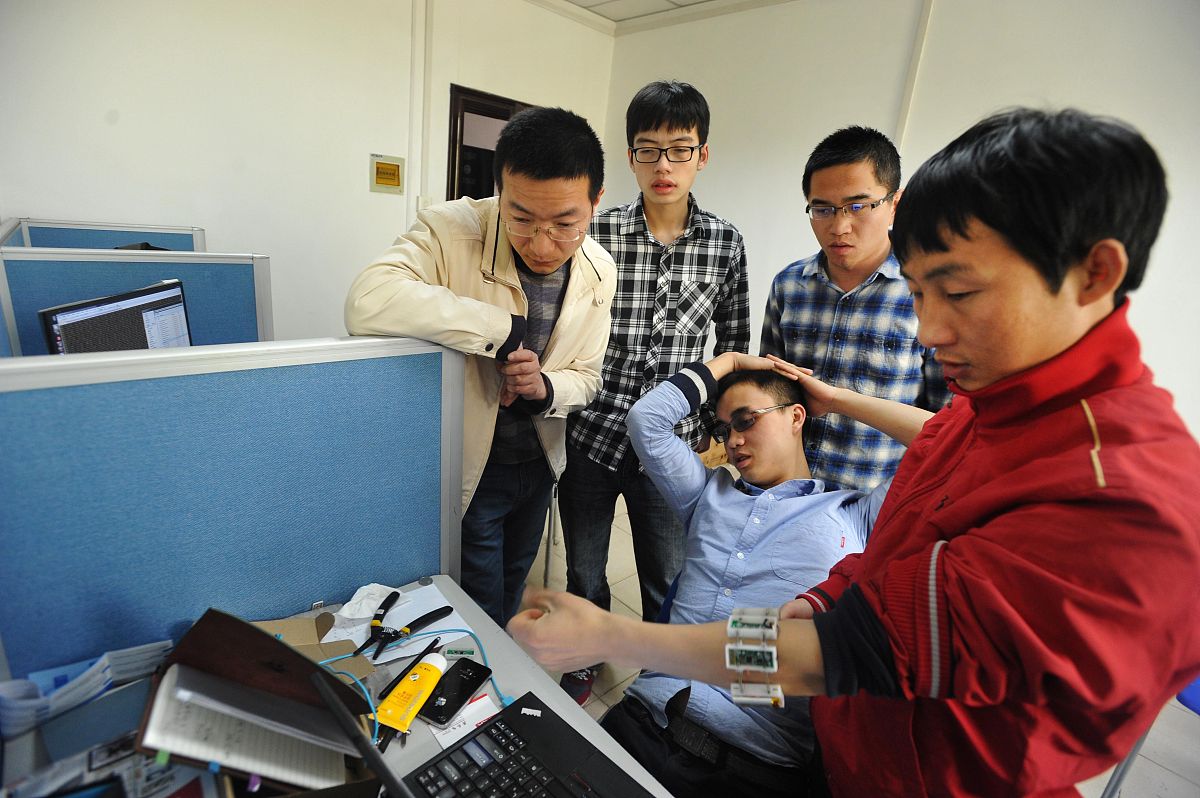 物联网技术专员在一家小公司实习介绍为什么会选择该实习单位工作目前实习现状有哪些收获所在企业行业发展情况毕业后是不会继续在该实习企业就业毕业后想去参军等不少于400字