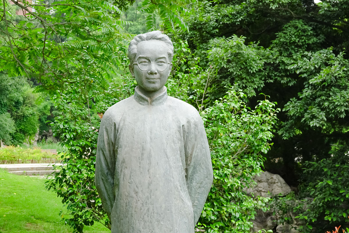 2021年6月12日,青岛,沈从文塑像.