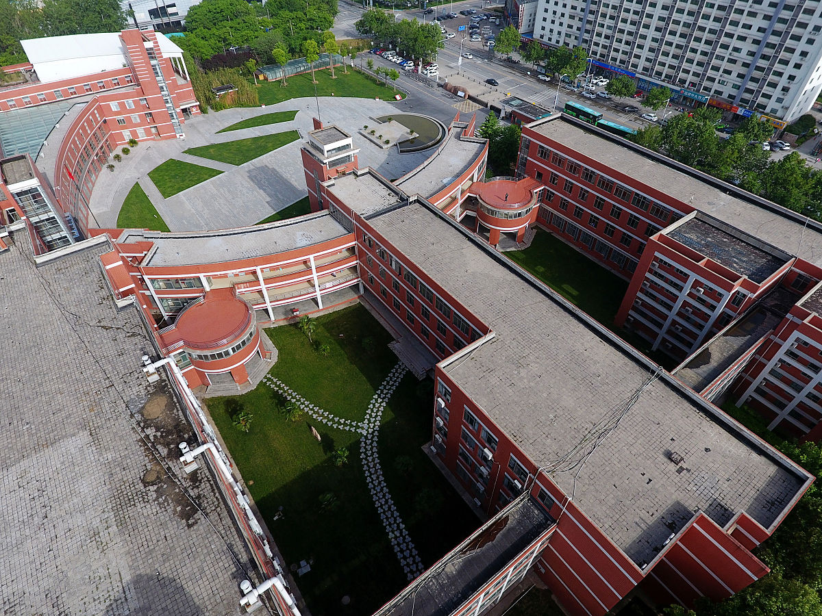2017年5月4日,河南省郑州市高新区,航拍郑州外国语学校(高中本部).
