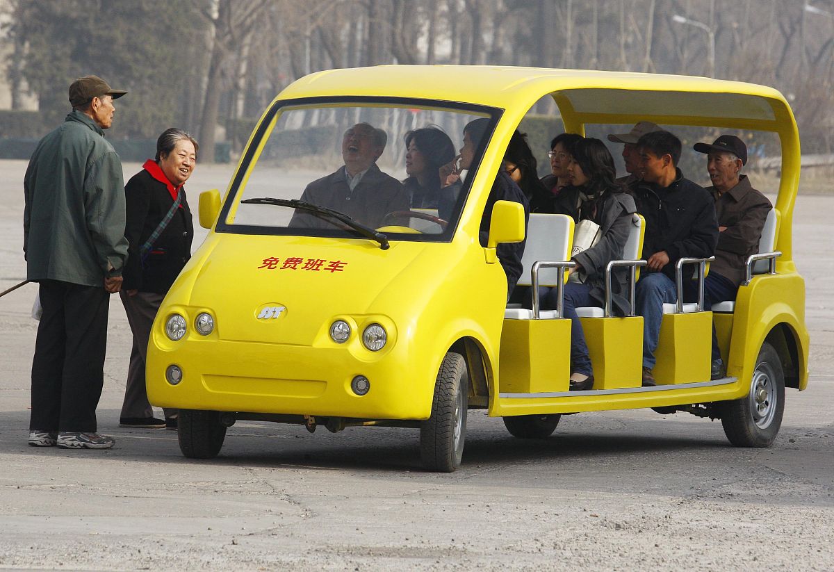 写三句类似浙江专菱科技有限公司致力于为客户提供更先进、更适用的观光车产品和更专业、更贴心的全流程服务的话