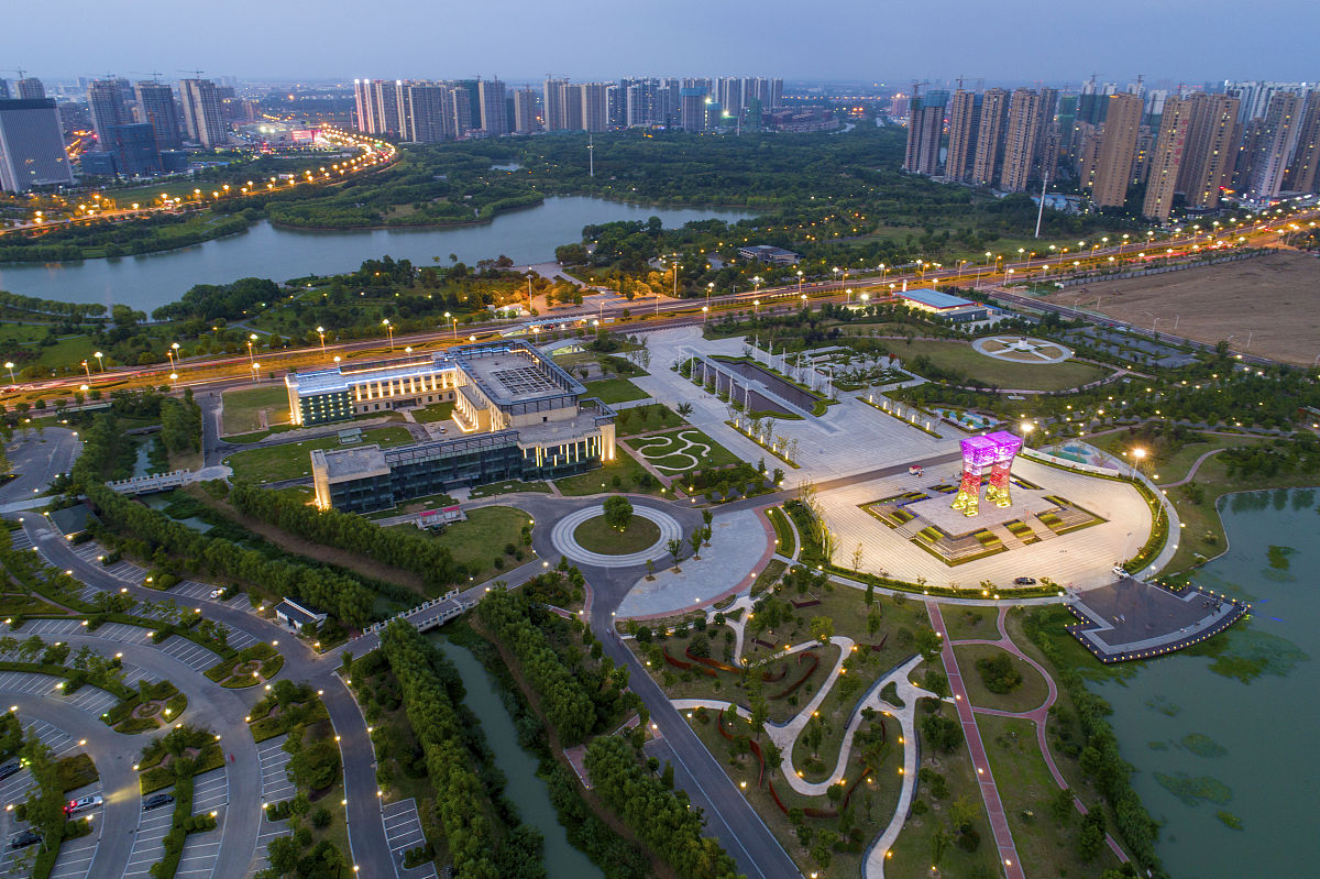 2019年8月25日,江苏淮安,里运河畔的山阳湖公园亮起灯光,绚丽迷人.