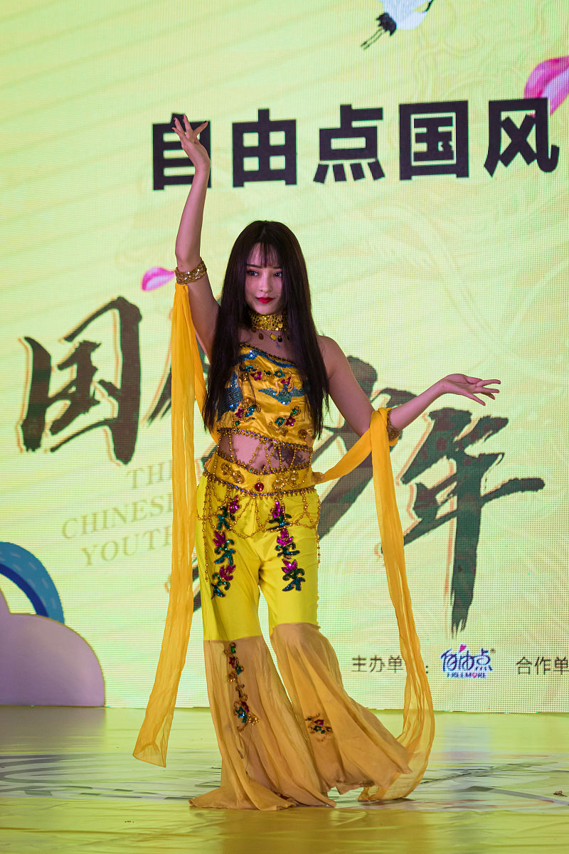 1970年代少女マンガに登場した「美少年」キャラクターの特徴と人気を得た理由を、容姿と内面の2点から説明してください。您的回答