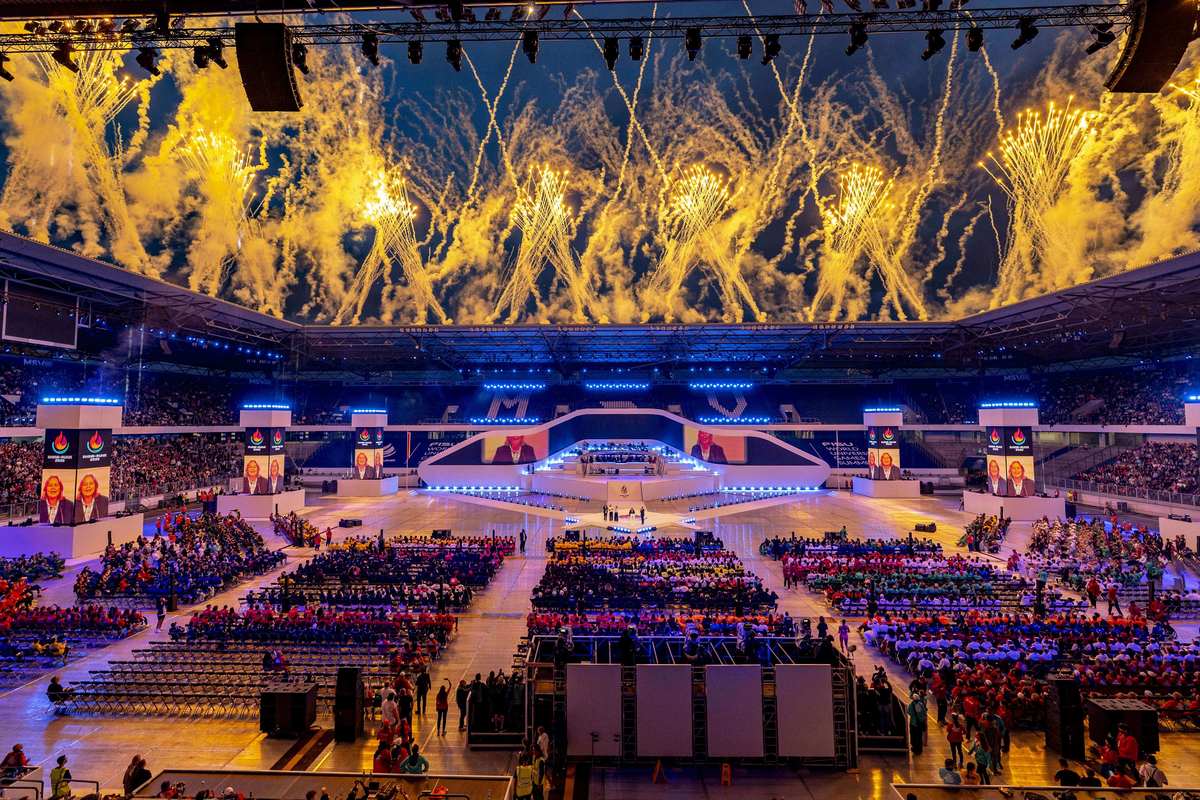 写20条简短的微博体评论：专访亚运会开幕式总导演陆川：在我的概念中桥是个重要元素