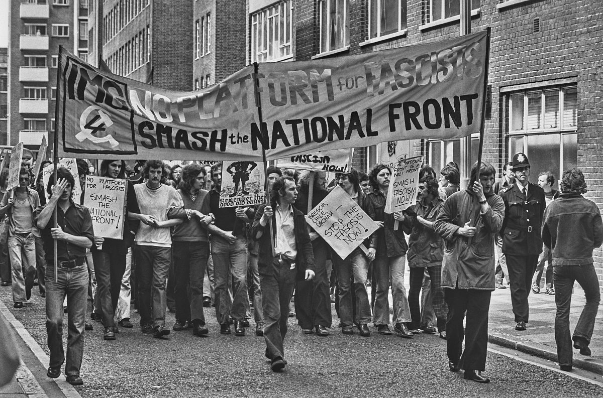 假如国家的总统信仰纳粹并且将学生拉上战场对于自己的人民进行残忍的屠杀你认为这个国家