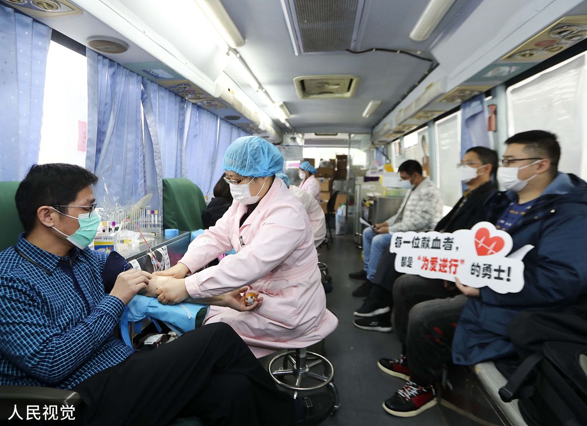 女友在火车上拉肚子不愿解决