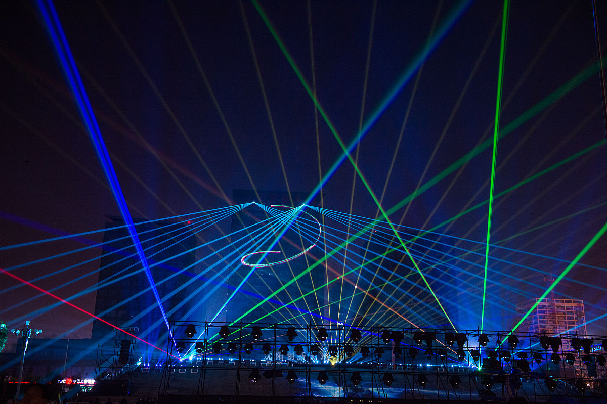 工作室主要业务为舞美灯光设计灯光秀编程文旅灯光设计编程舞美与文旅项目的三维动画模拟视频制作。灯光控台技术培训灯光秀编程培训三维模拟动画制作软件培训。取100个独一无二的简短英文工作室名字并提供缩写与中文翻译。