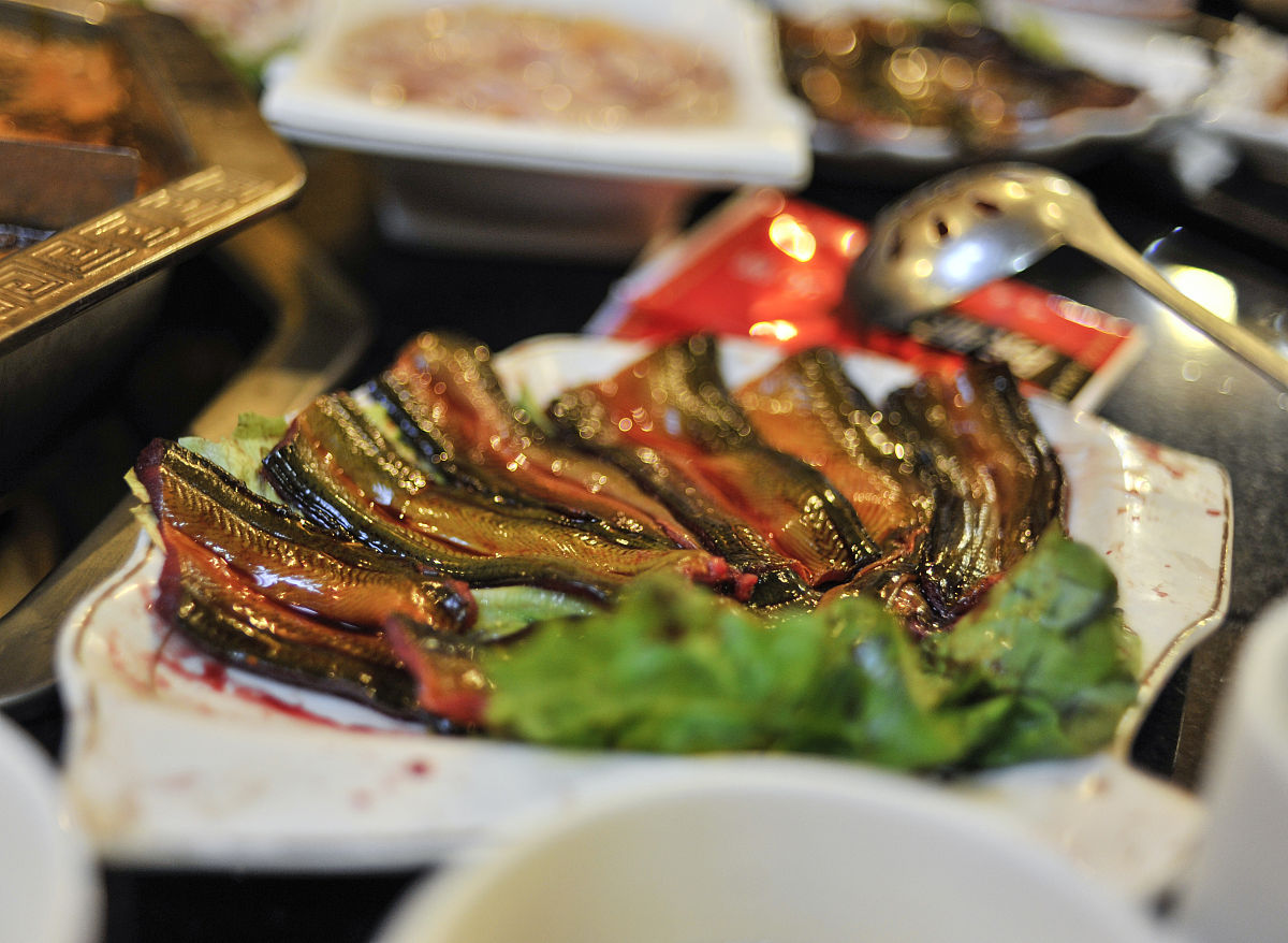 碳烤活鳗鱼：日式酱油和柠檬胡椒两种美味调味