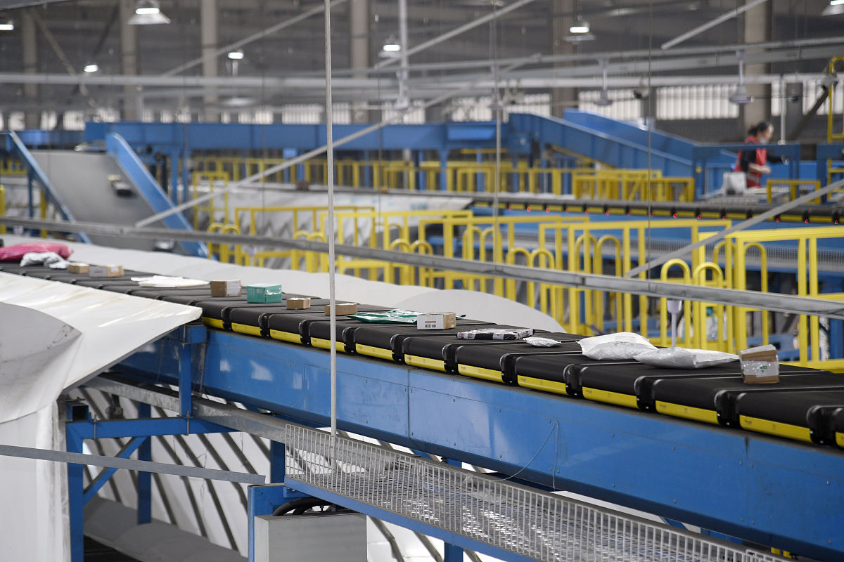 在智能自动垃圾分拣机设备中传送带需要将垃圾从初始位置传送并在传送带上通过不同感应器来分类通过分拣杆执行器进行分类。请详细介绍此处的传送带及其作用