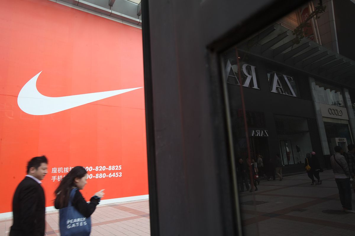 如果你是一名nike店铺服装区的销售员工你该向客户如何进行推销高情商的表达给我一些问答形式的模板