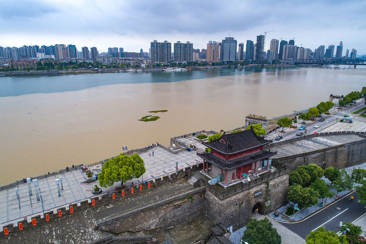 2020年6月28日,湖北省襄阳市,从高空俯瞰汉江襄阳城区段,汉江江边呈现