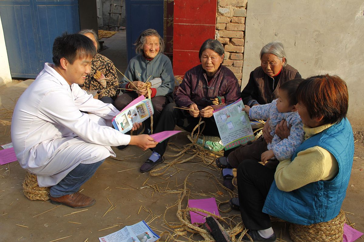 空巢老人心理问题日益严重，如何解决农村空巢老人心理关怀难题？