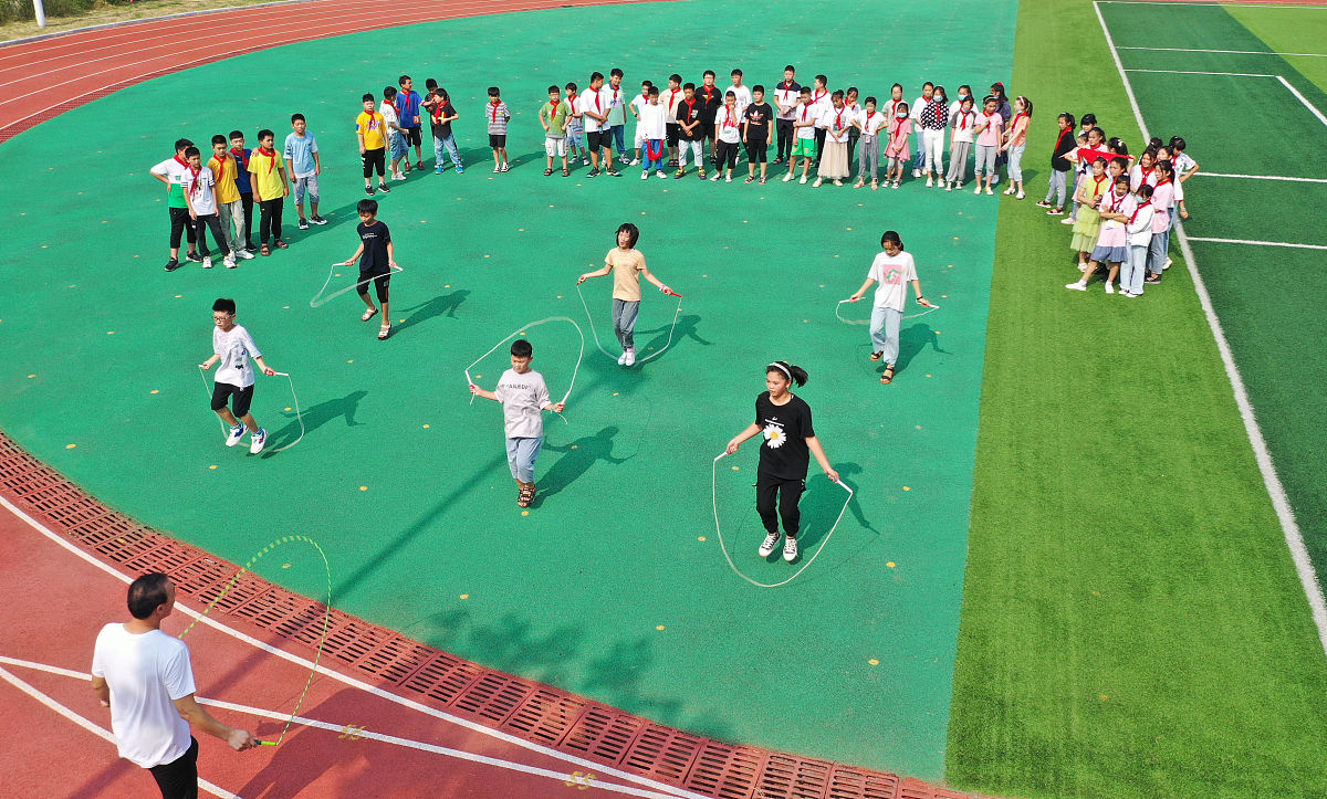 润色：此外她还身体力行地号召班级同学参加体育运动组建了运动小组便于同学们随时组织开展各项体育活动。