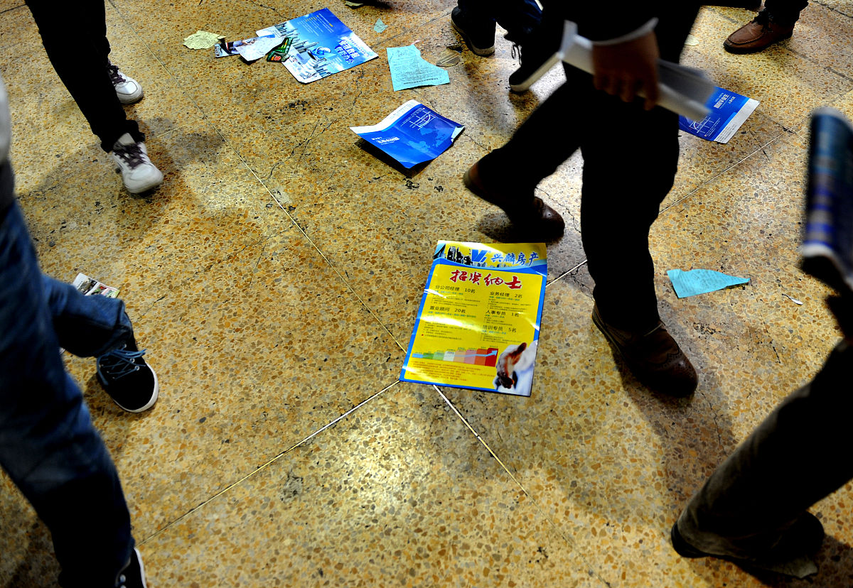 聋哑人捡瓶被抢，我们该如何做？