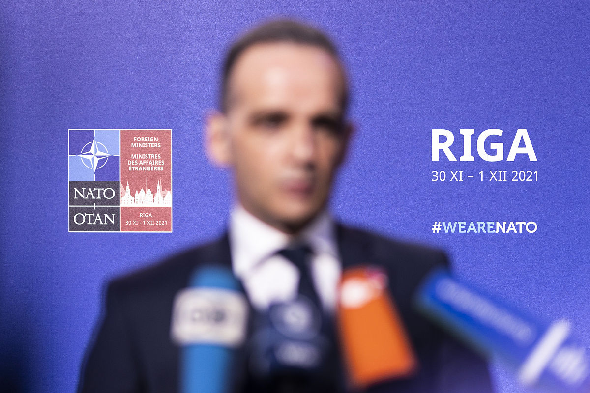 在校期间该生始终恪守校规班规认真学习勤奋钻研不仅广泛涉猎专业知识而且善于总结经验探索学习方法坚持独立思考为自己的学业奠定了扎实的基础。此外该生具备一定的英语知识储备性格沉稳随和责任心强尊重师长团结同学与同学相处融洽积极组织和参加班级各项活动展现出一定的组织能力和动手能力。总的来说该生综合素质较高是一位合格的毕业生！使用较为官方的语气改写上面这段话字数不超过400字