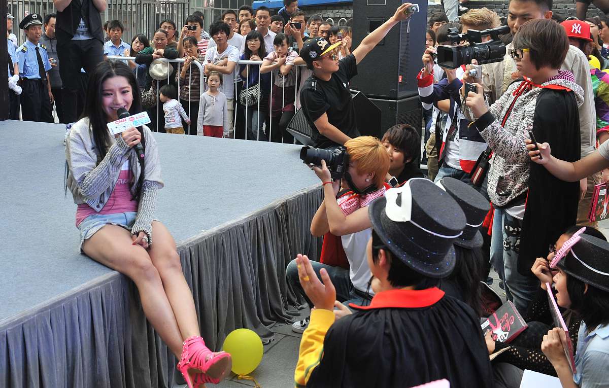 2011年9月24日,北京,江映蓉举办了全新专辑《女人帮》的首场签售会.++