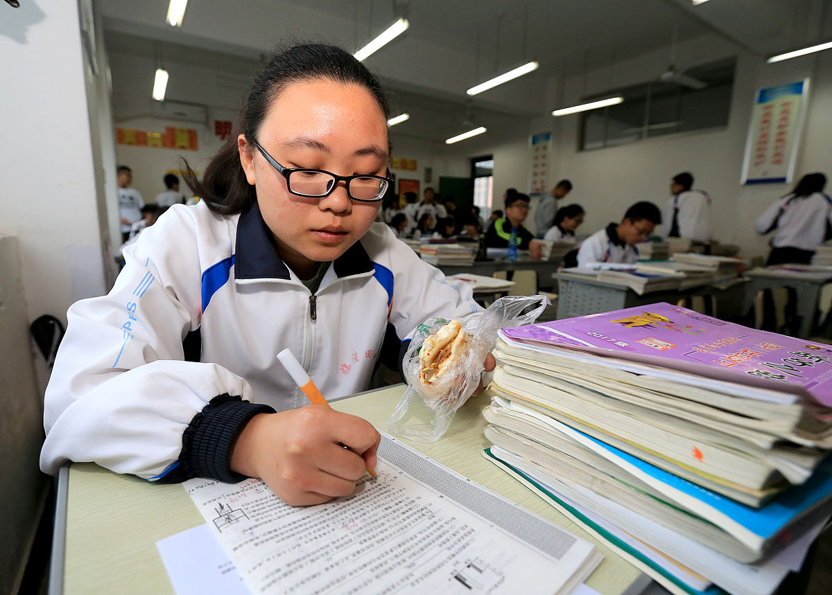 2017年5月3日,西安,学生们备战高考.