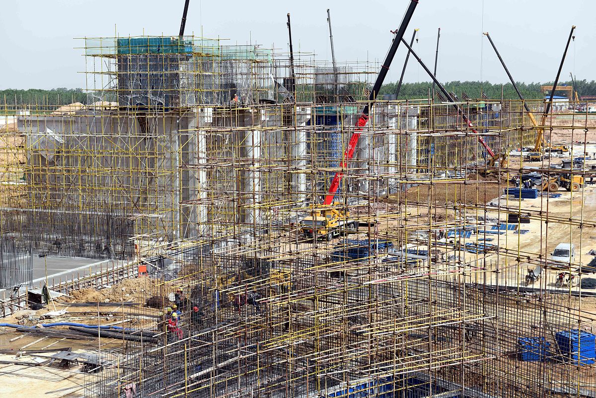2020年5月12日,施工人员在沂河山东省临沂市郯城县马头拦河闸除险加固