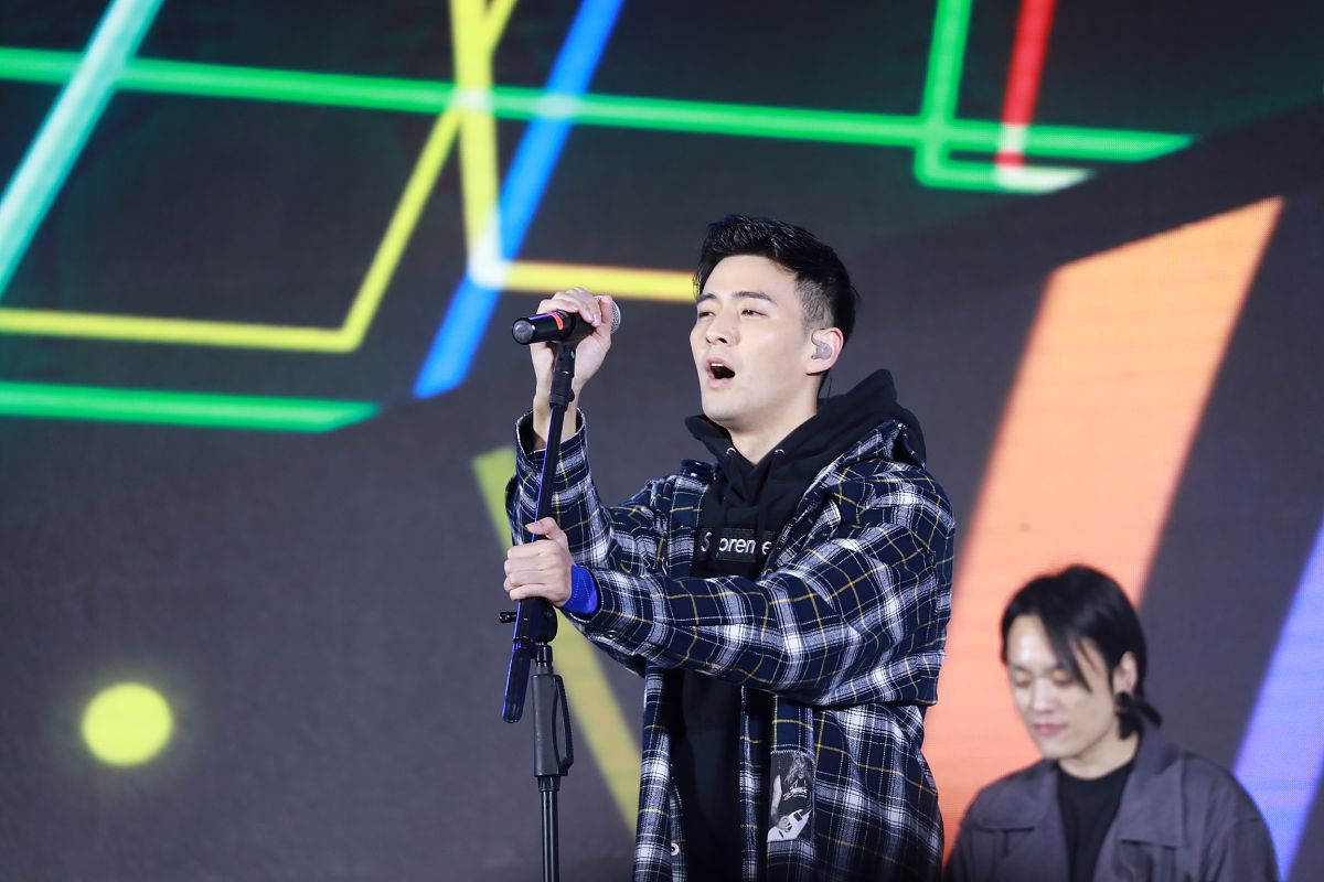 2020年12月24日,上海,明星现身ms上汽r汽车迎新演唱会 .james