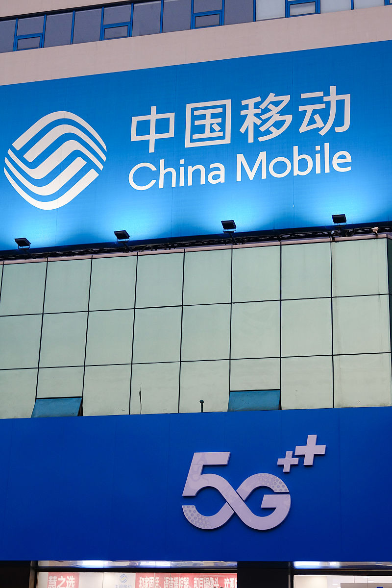 可以详细论述中国移动、中国电信、中国联通三家公司各自的发展情况、发展侧重点、市场份额、产品定价和不同的客户群体吗？