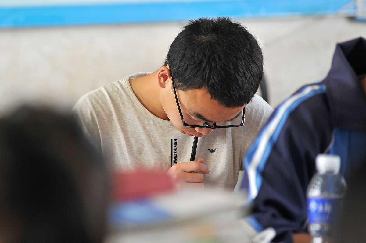请描述大学生运动员不爱学习的问题现象