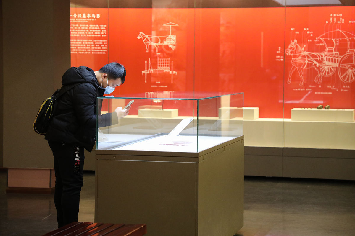 2021年2月3日,市民在济南市博物馆观赏《我从汉朝来——文物世界中的