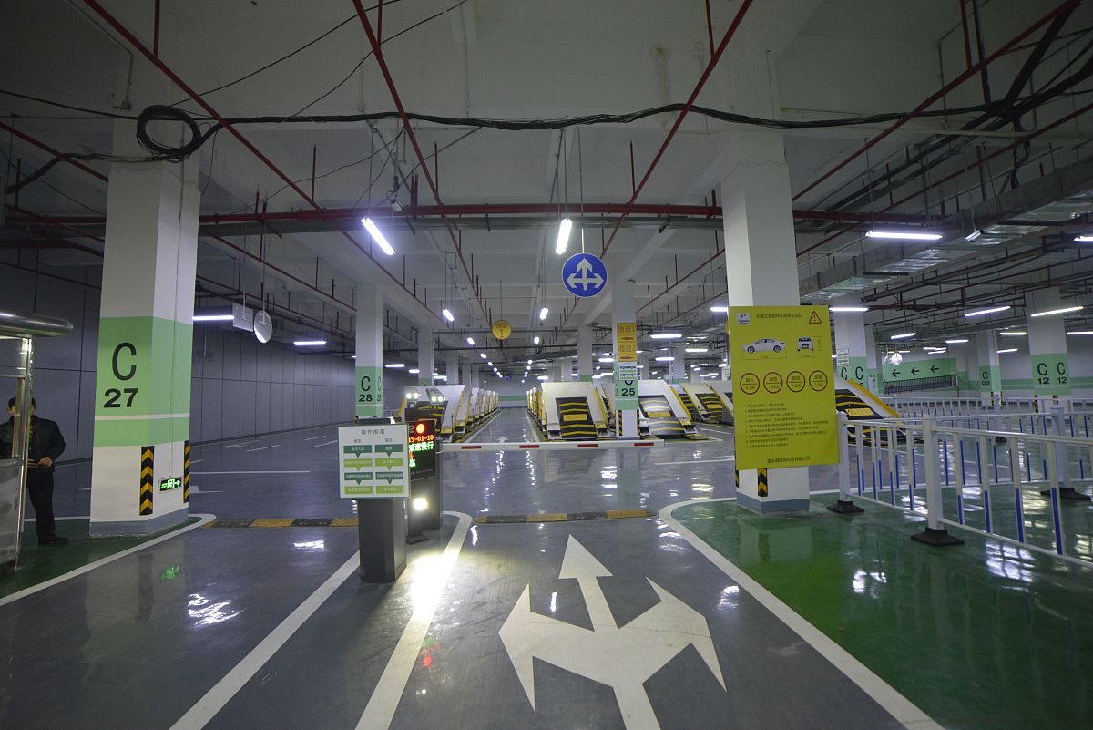 项目车位卖出任务分配：1、别墅客户二次车位补充20个 2、高层通过车位张贴罚单挤压 3、新增报装计划挤压10个。根据以上信息形成PPT汇报