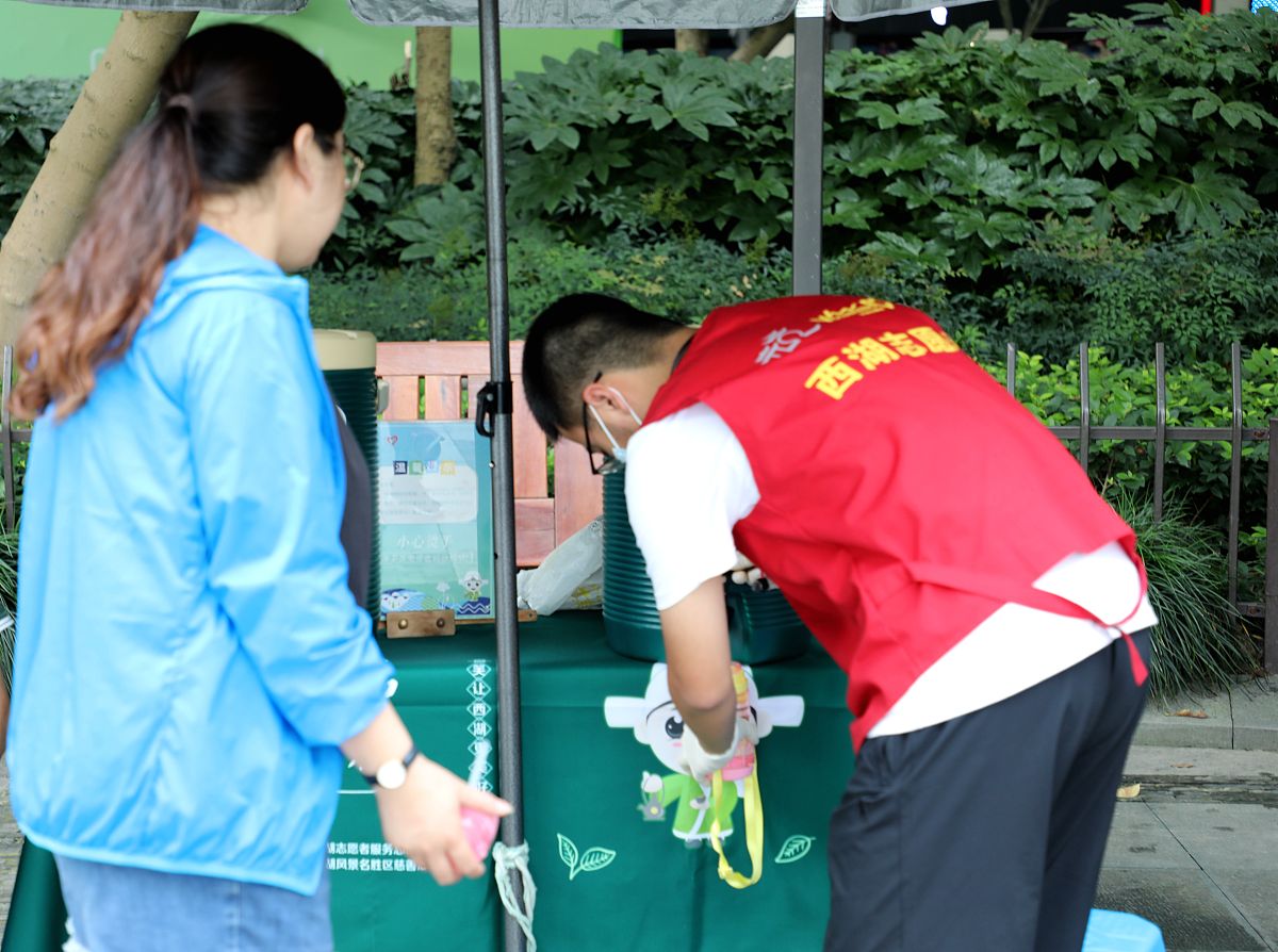 2020年7月25日,杭州,西湖志愿服务微笑亭为市民提供免费凉茶,今年已是