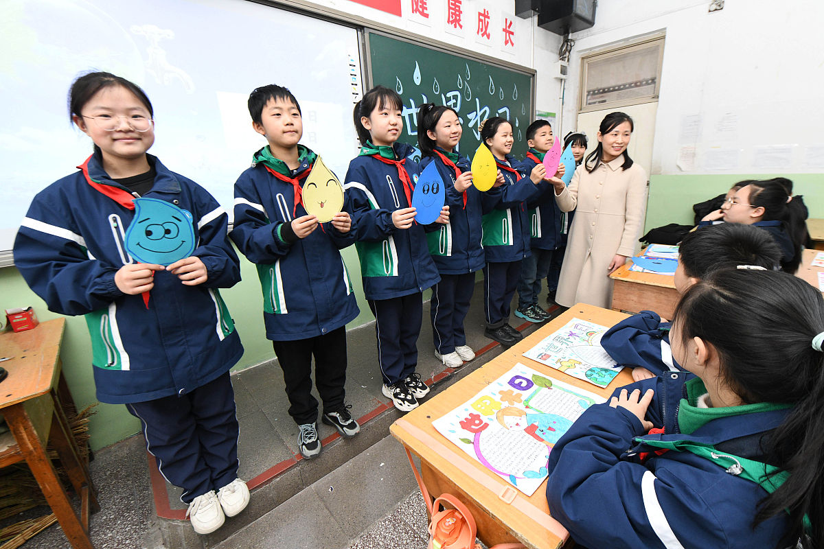 2022年3月22日,河北省石家庄新乐市实验小学的学生在做水滴知识游戏.