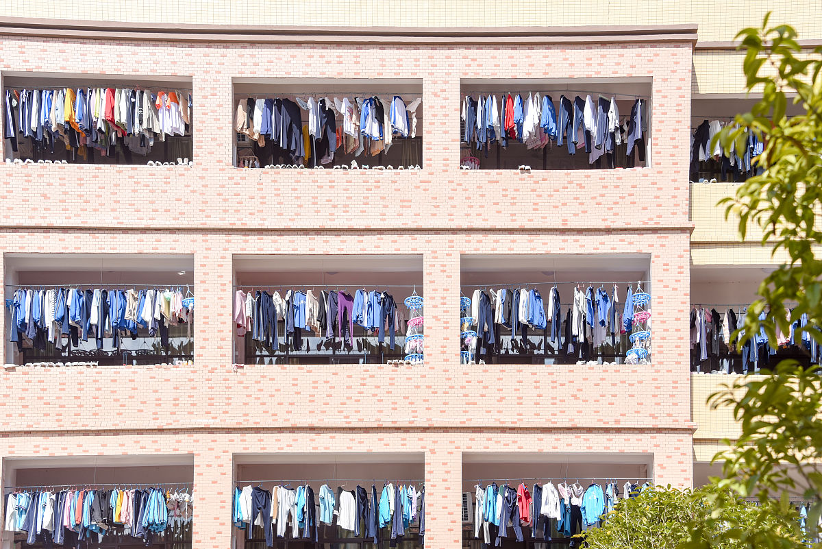 一件衣服在室外晾干需要4小时那么晾干10件衣服需要多久