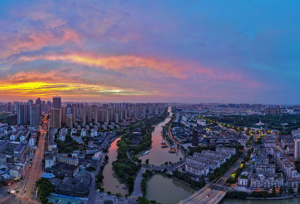 2020年7月26日,江苏淮安,里运河上空朝霞似火,将河畔的城市装扮得十分