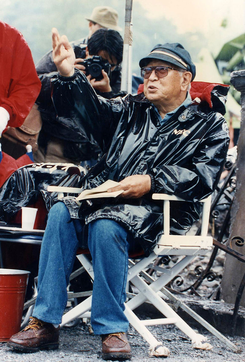 一个日本老电影村民捡来一个女人。那个女人经常突然就不动了女主像是雪女一样的不会动了