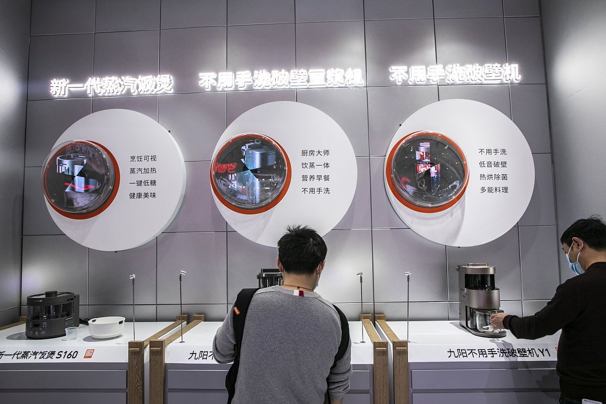 美的集团数字化转型的研究背景写到一些政策和行业数据的相关讨论