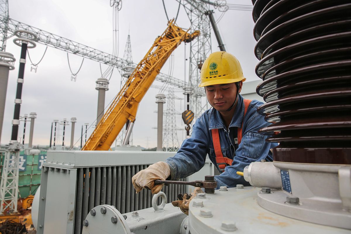 你正在撰写论文《大唐平罗发电车间电力线路过载原因及维护对策》你的工作岗位是电工请对其章节21大唐平罗线路现状进行写作写成一段话尽可能增加数据分析并以表格形式体现保证其内容合理性：