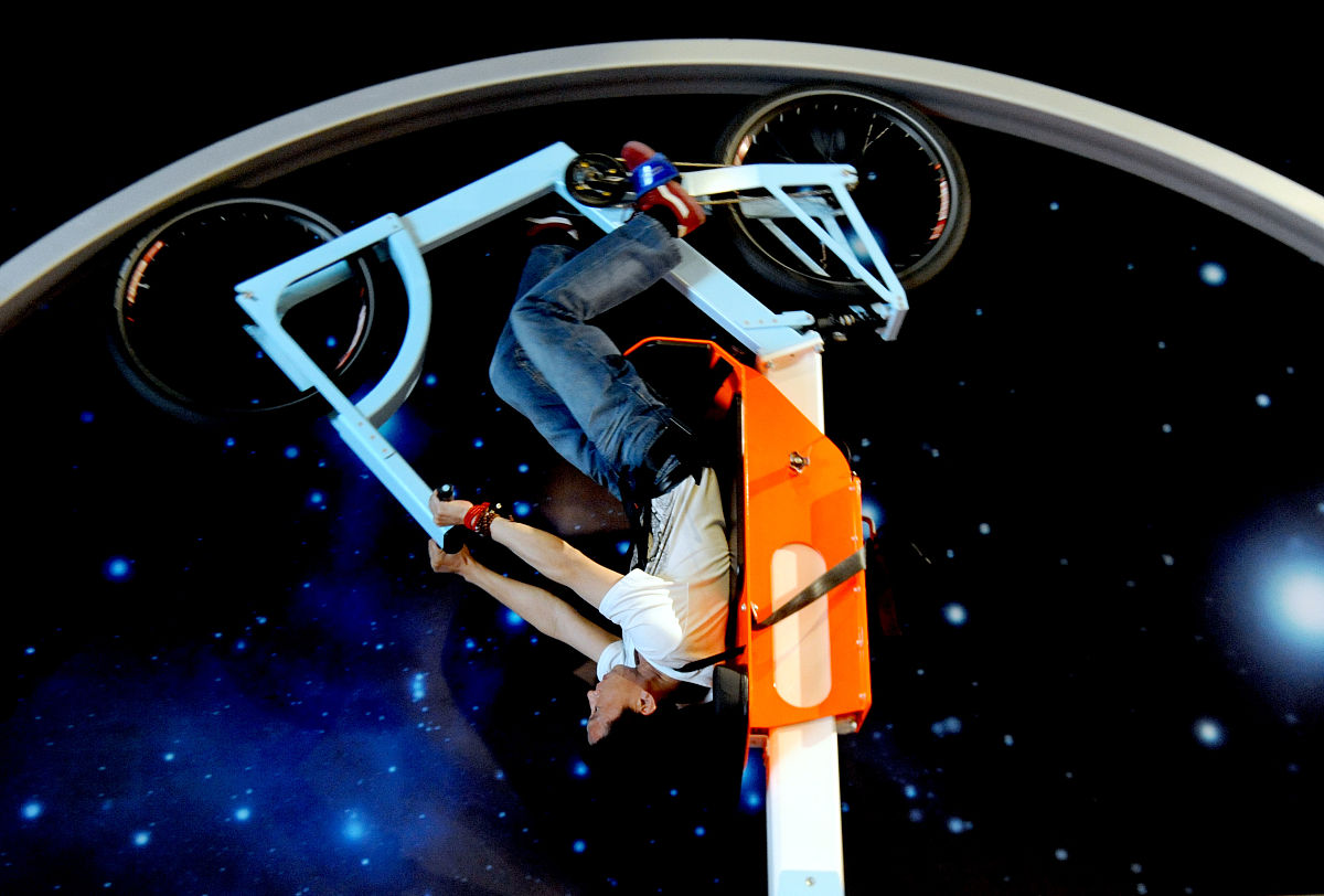 重写以下内容：Both the reading and listening are arguing over a question whether it is possible to send human being to Mars The reading lists out three problems to a successful carrying out However the liste