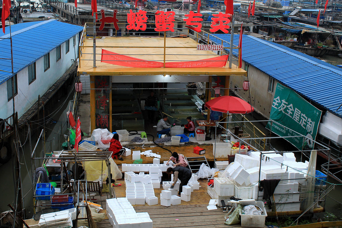 2020年10月11日,江苏省淮安市洪泽湖畔水产品市场各螃蟹,龙虾,咸鸡,咸