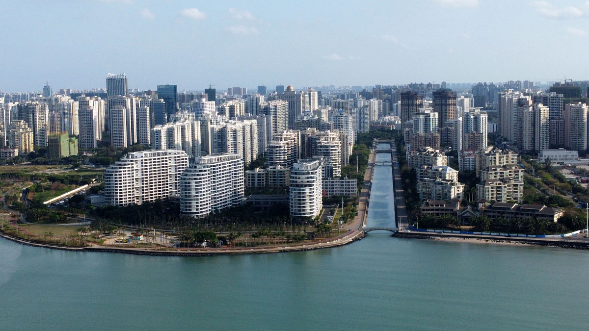 2021年3月5日,海南海口,海口市城区商品房楼群.