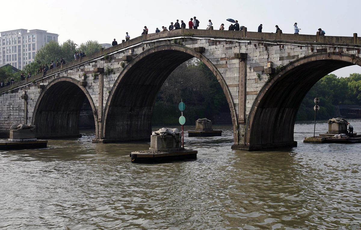 西湖断桥的由来200字左右详细描述一下