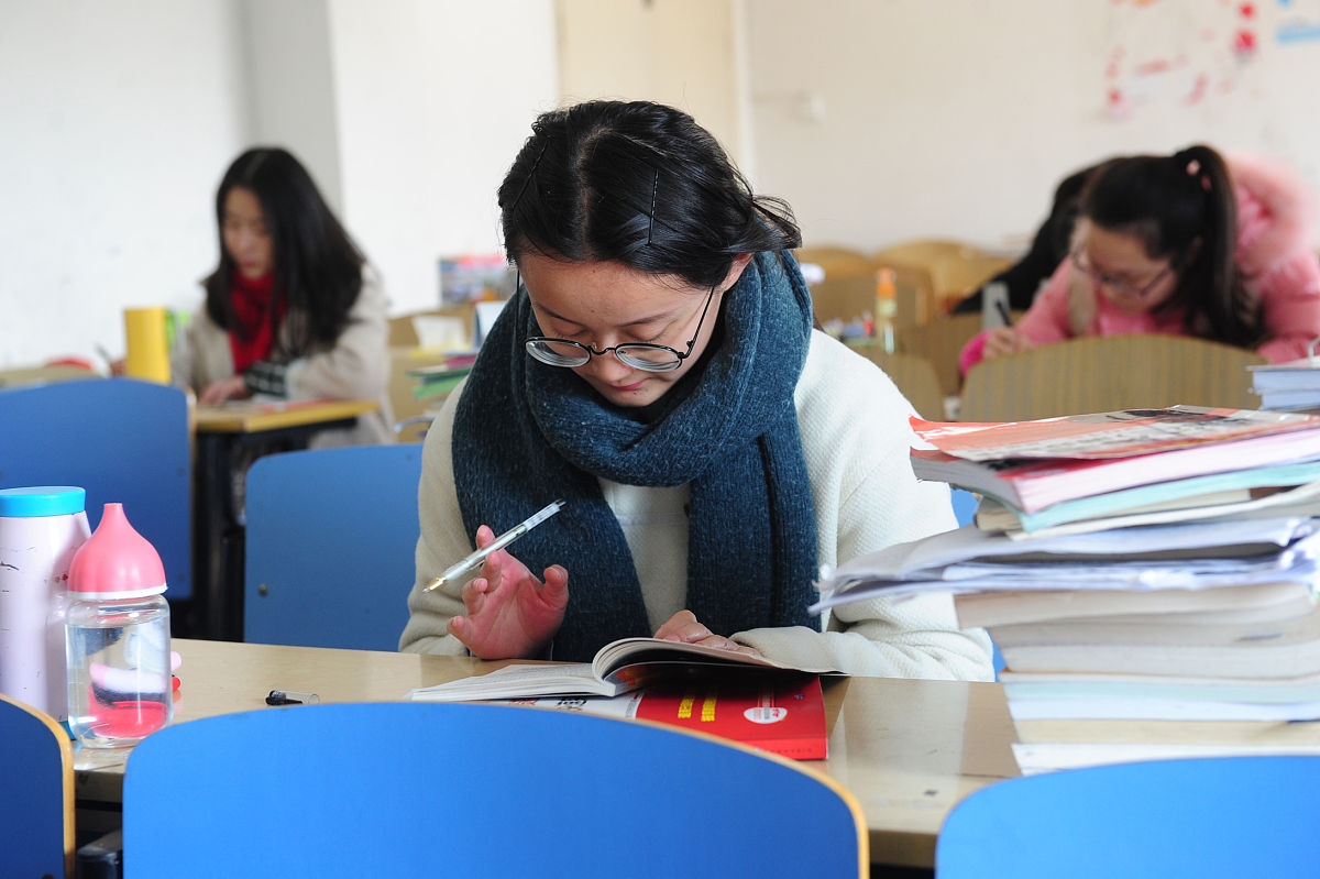 2017年12月18日,备考考生在位于安徽省阜阳师范学院清河校区教室内埋