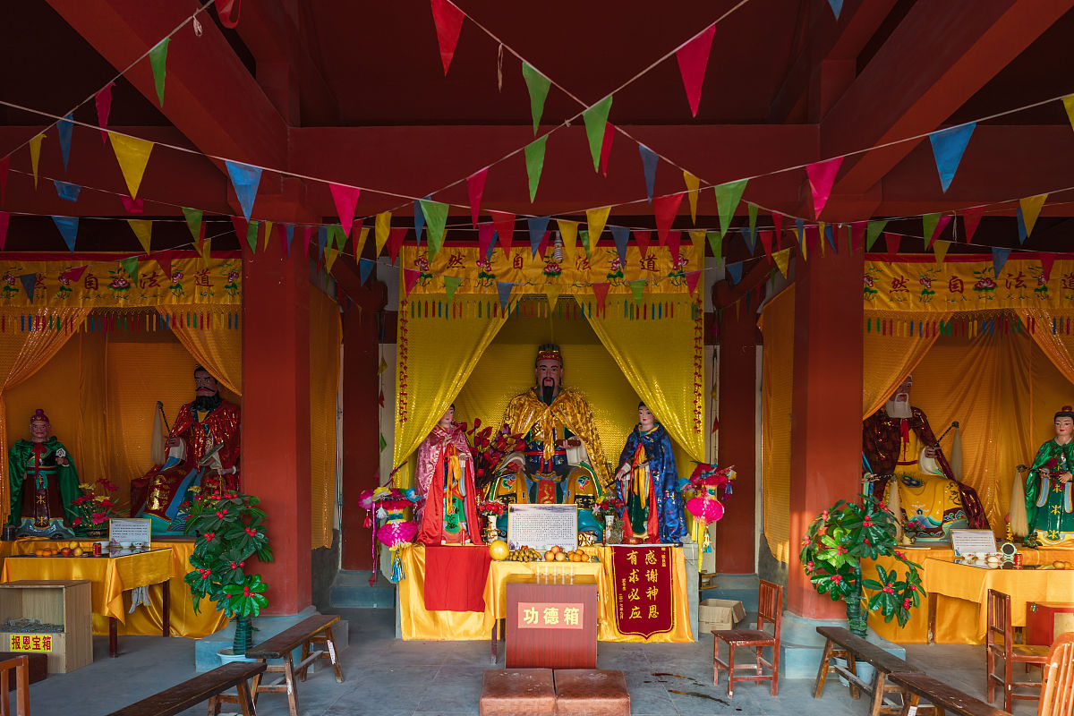 这里是青崖山是众多散修心目中的理想修行地之一。然而随着林屋派失去了仙考统筹权他们不得不退守到了青崖山。面对散修林屋派修士并不感到担心。然而最近青崖山开始出现了一些奇怪的现象闹鬼的传闻开始流传开来。虽然刚开始大家都不相信但不久后大家开始改变看法并且宁愿相信闹鬼的传闻。然而被林屋派逐出山门的萧清沛对闹鬼的传闻完全不相信因为事实上他就是闹鬼的始作俑者。他对其他人抱怨年龄到了三十却还没筑基的不公平待遇并且