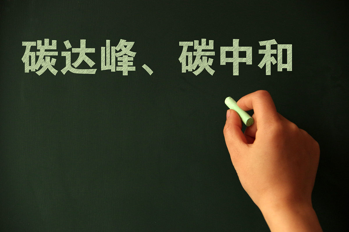 请总结以下文本变成一个句子以及5到10个关键词保留句中数据航空器运输排放的碳氧化合物、未燃烧的碳氢化合物以及低空的噪声污染、高空的凝结尾等都会严重危害人类生存的环境导致全球温室效应加剧和空气质量恶化。据2019年相关数据显示全球民航飞机碳排放占全球碳排放比重约2旅客人均碳排放202千克。中国民航飞机碳排放占全国碳排放比重约1旅客人均碳排放176千克。同时在十三五期间民航旅客总周转量在国家综合交通体