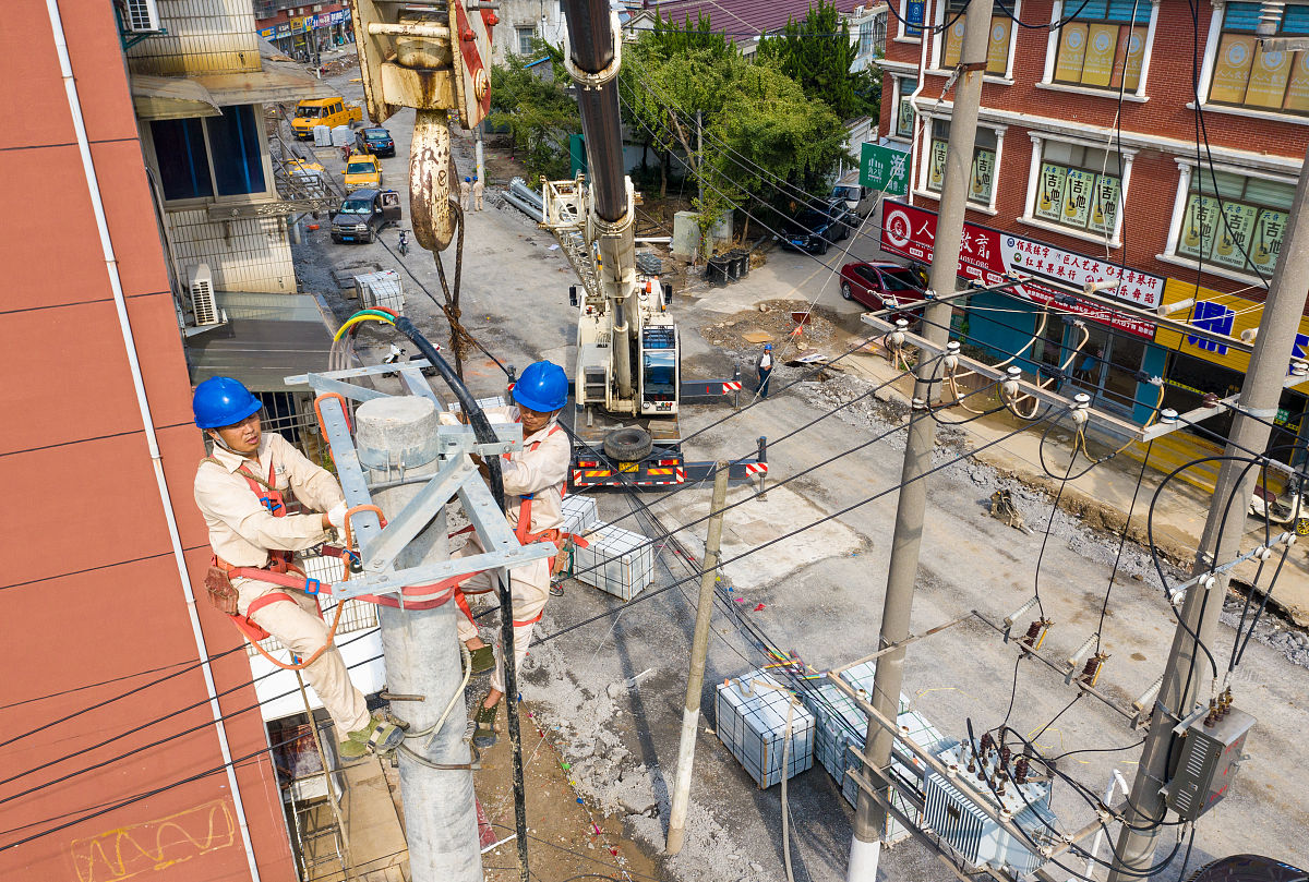 2020年8月27日,江苏省海安市海安街道一老旧道路,电力施工人员在加紧