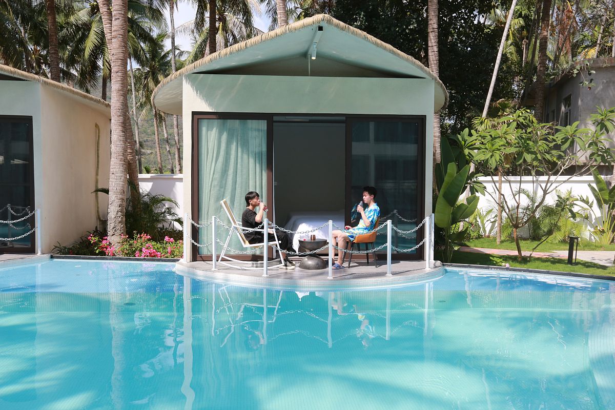 三亚火车站到亚龙湾博后村委会新坡三组怎样走帮我用230字详细描述